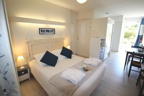 Premium bedding, pillow-top beds, individually decorated - Au Clos Paillé La Roche-Posay (La Roche-Posay)