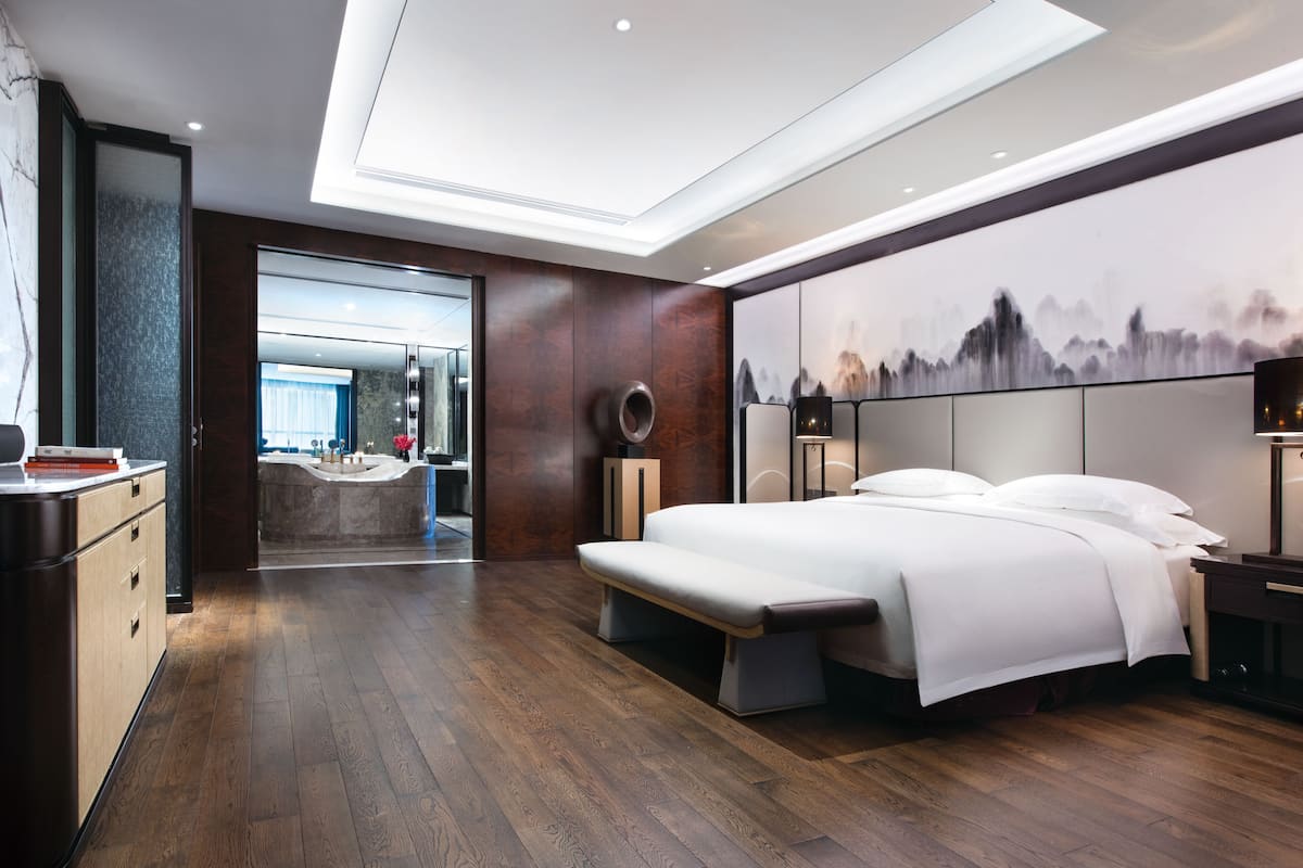 Suite, 1 Tempat Tidur King, pemandangan sungai | Seprai premium, selimut bulu angsa, bantalan ekstra lembut, dan brankas