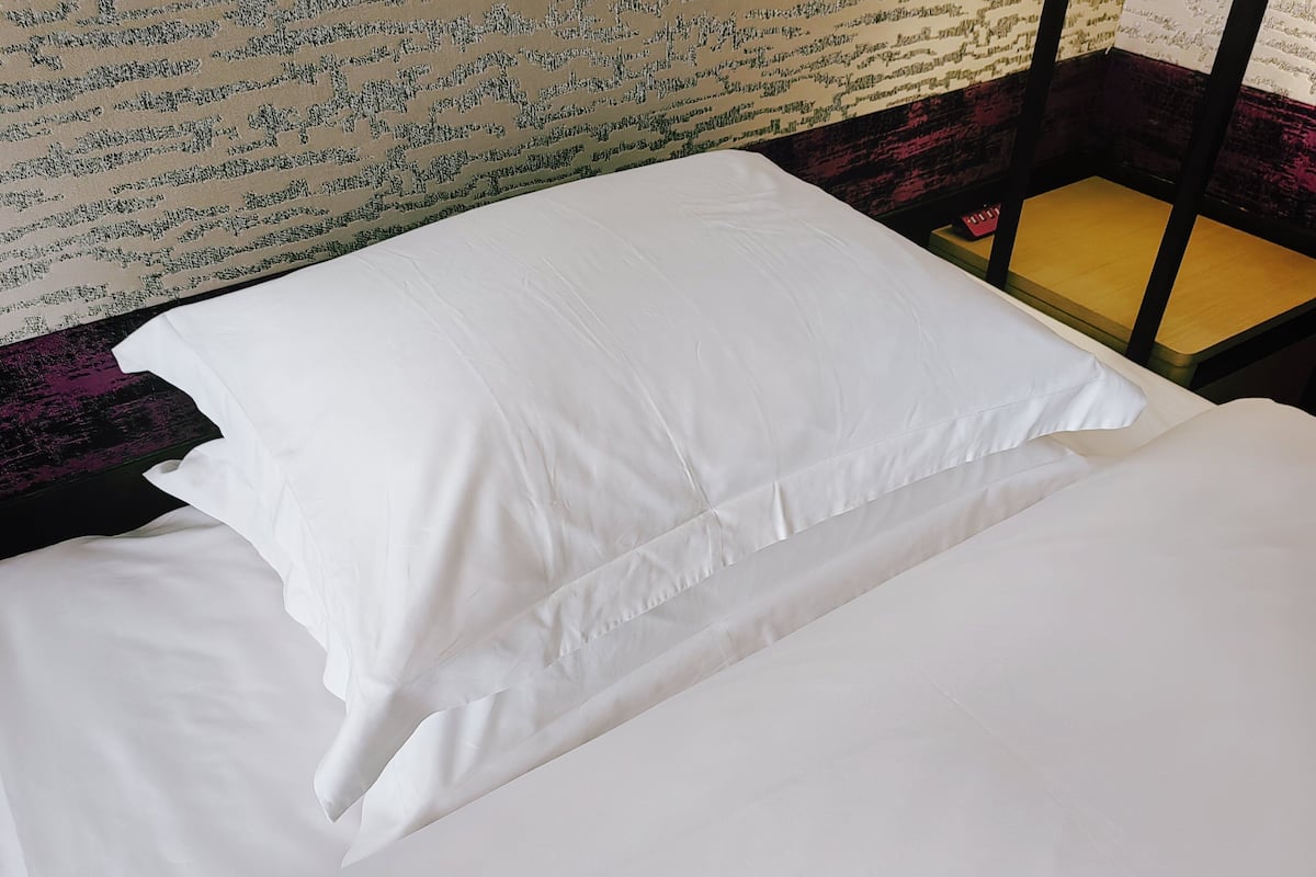 Kamar Standar (Upgraded) | Seprai premium, selimut bulu angsa, bantalan ekstra lembut, dan brankas