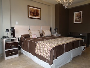 Quarto casal luxo | Cofres nos quartos, individualmente mobiliados, Wi-Fi de cortesia