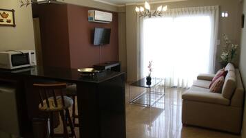 32-inch flat-screen TV with cable channels, TV, heated floors