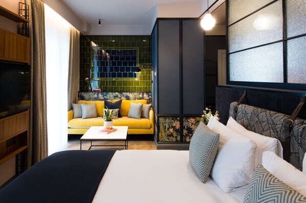 Een gratis minibar, een kluis op de kamer, een bureau