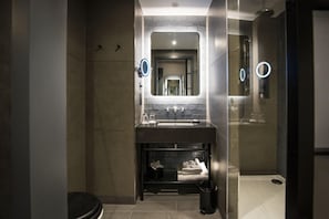 Shower, free toiletries, hair dryer, bathrobes - Hotel Indigo London - Aldgate (London)
