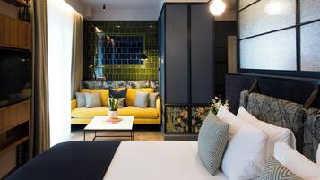Minibar (inkludert), safe på rommet, skrivebord og strykejern/-brett