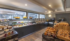 Se sirven comidas, cenas y cocina italiana