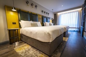 Free minibar, in-room safe, desk, iron/ironing board - Hotel Indigo London - Aldgate (London)