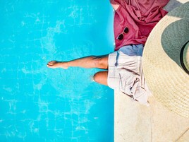 Una piscina al aire libre, sombrillas