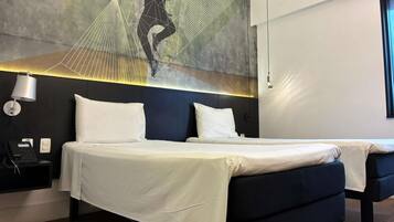 Quarto standard, 2 camas de solteiro | Frigobar, cofres nos quartos, individualmente decorados