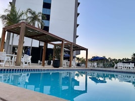 Piscina externa, funciona das 7h às 20h, guarda-sóis