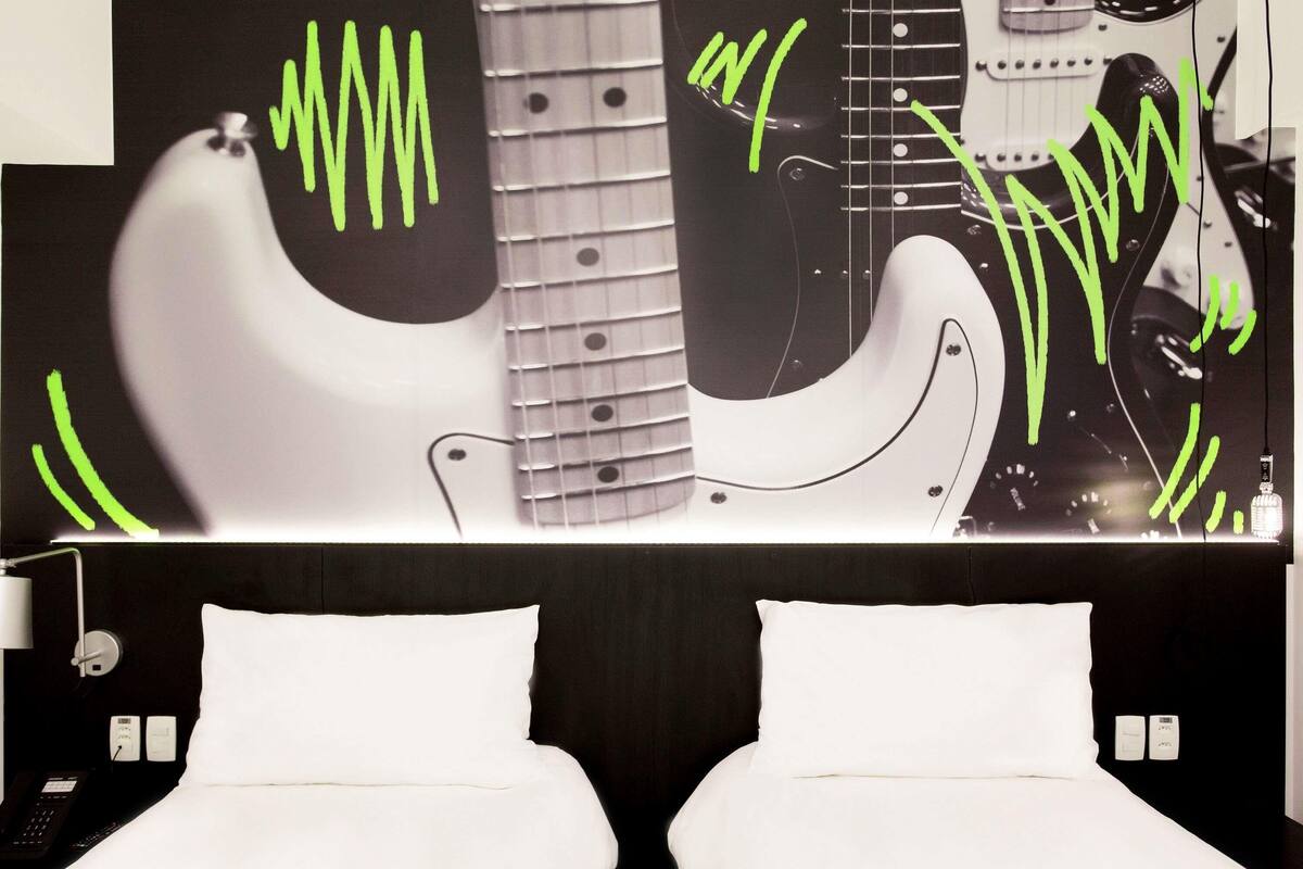 Chambre, 2 lits une place, accessible aux personnes à mobilité réduite (Accessible)