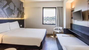 Minibar, caja de seguridad en la habitación y escritorio