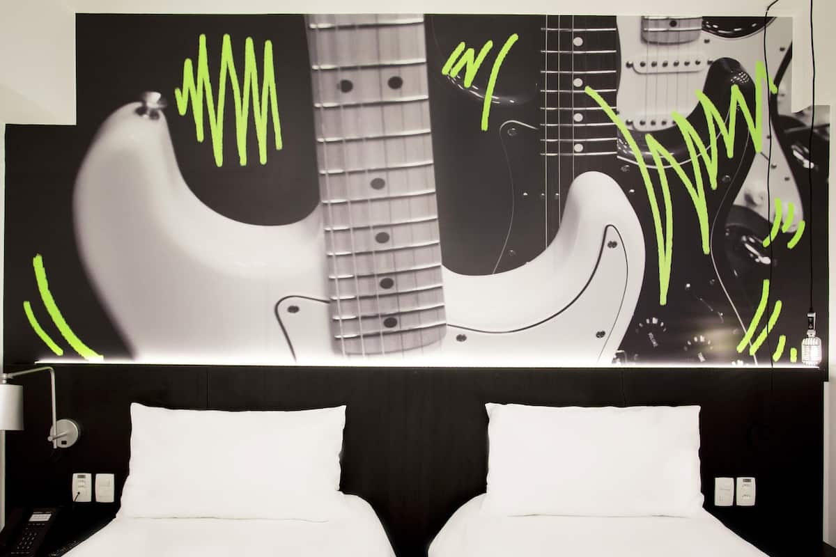 Minibar, caja de seguridad en la habitación y escritorio