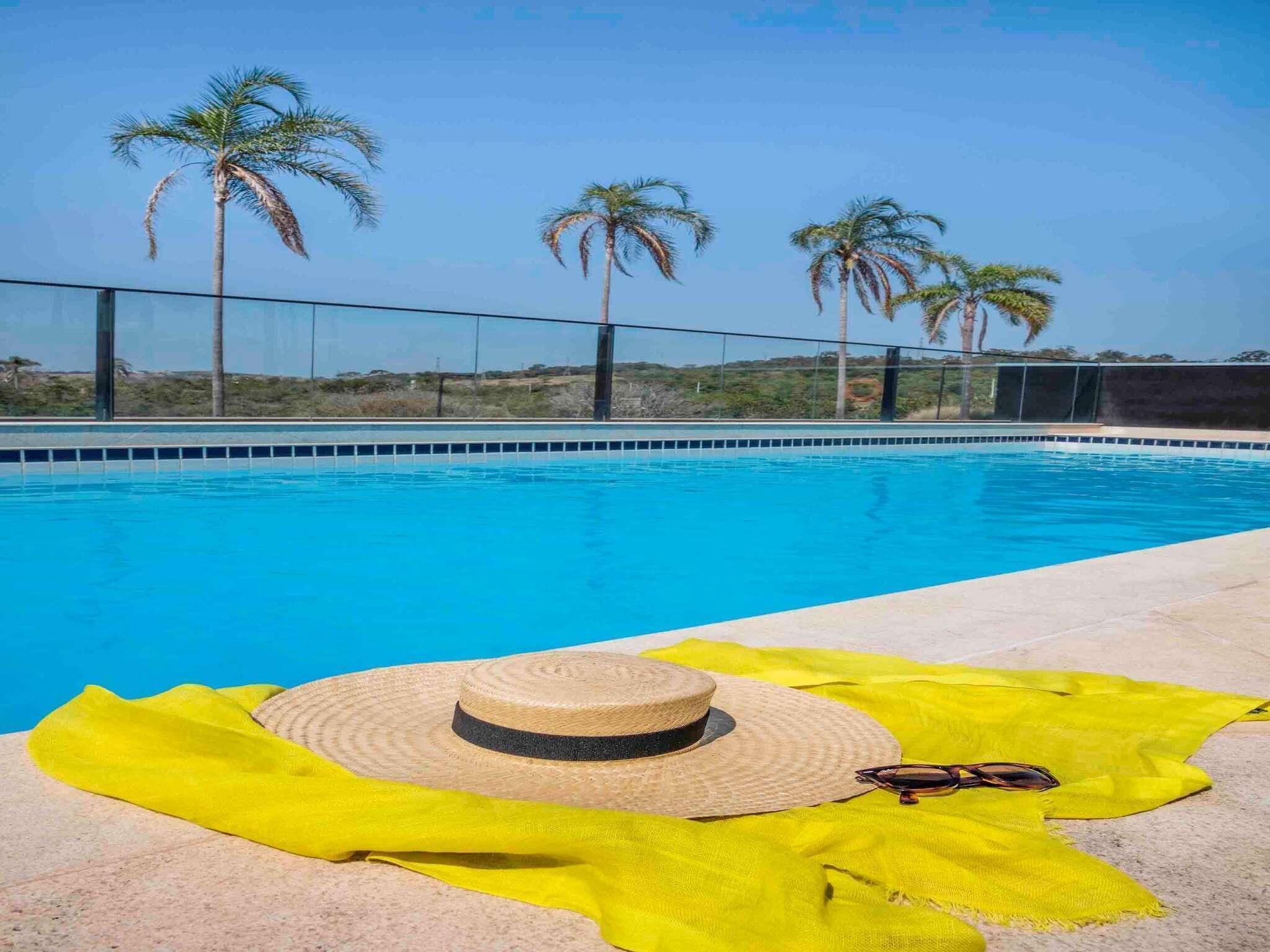 Una piscina al aire libre, sombrillas