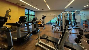 A gym with treadmills, weight machines, and a variety of free weights. - Ibis Styles Taubate (Taubate)