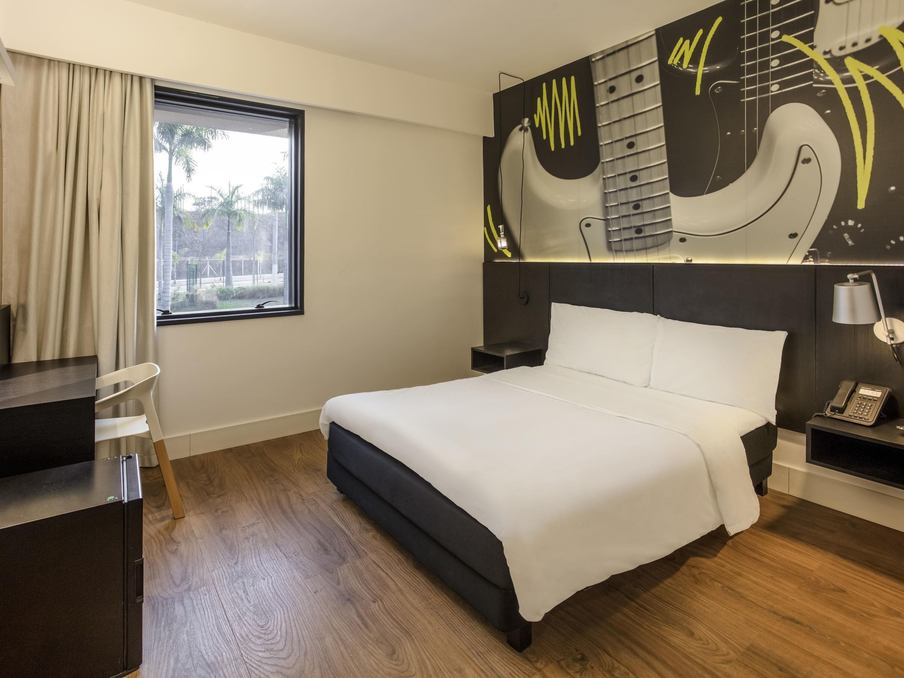 Room, 1 Double Bed, Accessible (Accessible) | Minibar, in-room safe, blackout drapes, soundproofing