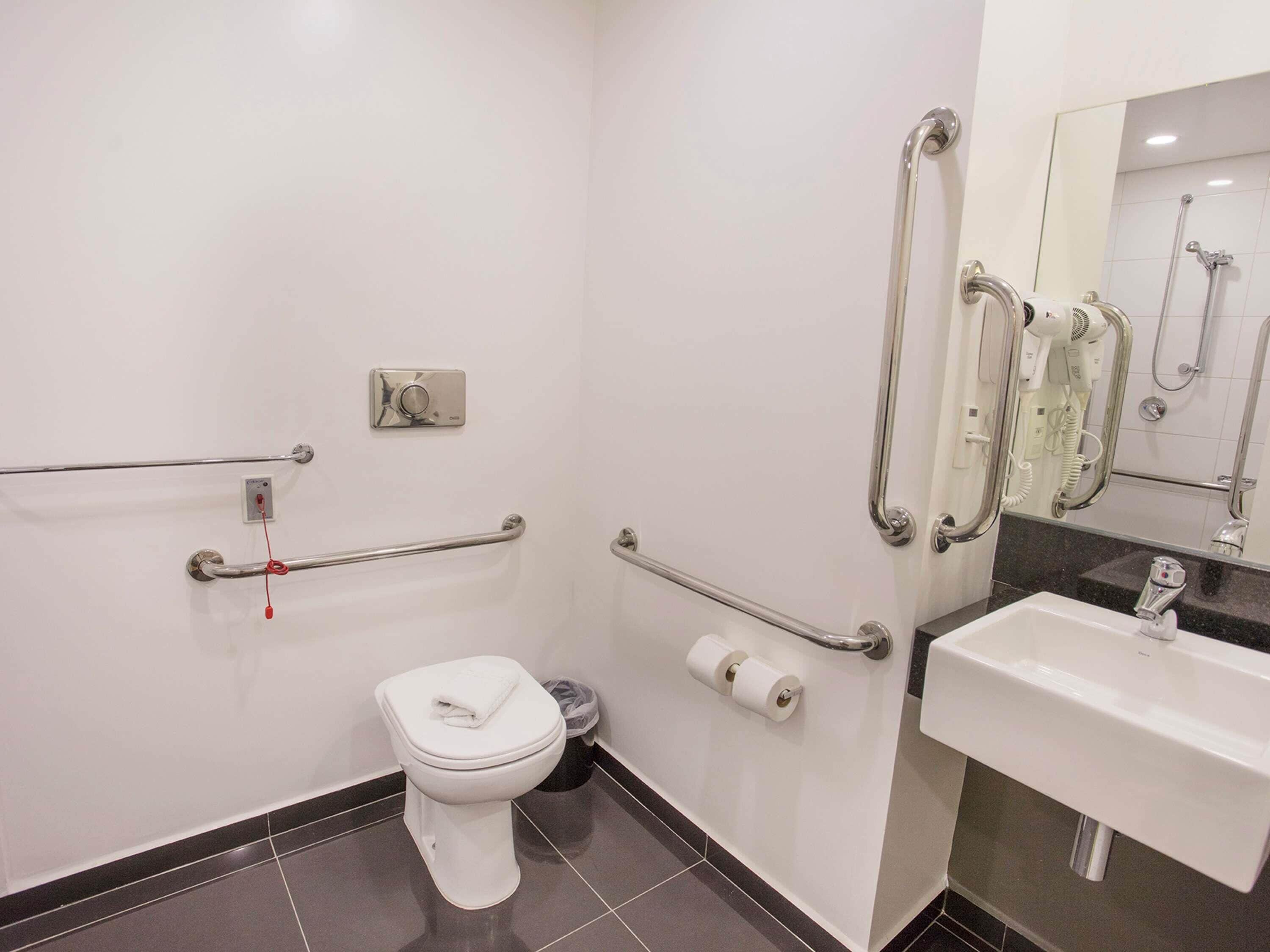 Chambre, 2 lits jumeaux, accessible aux personnes à mobilité réduite (Accessible) | Minibar, coffre-fort, bureau, rideaux d’obscurcissement