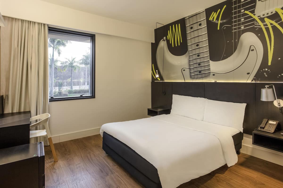 Minibar, caja de seguridad en la habitación y escritorio