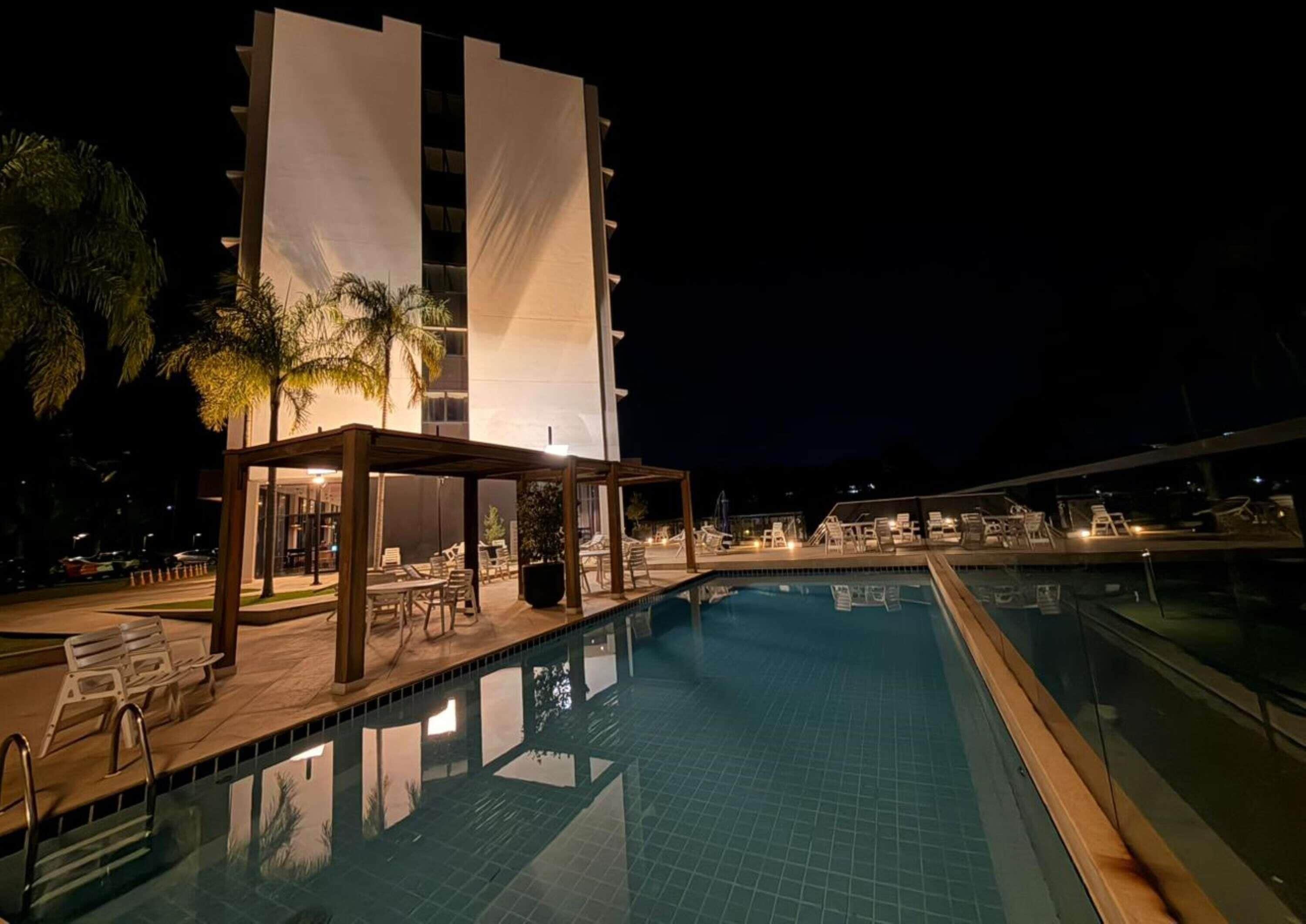 حمّام سباحة خارجي، مفتوح من 8:00 صباحًا إلى 8:00 مساءً، مقاعد للتشمس