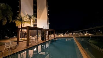 Alberca al aire libre, acceso de 08:00 a 20:00, y camastros