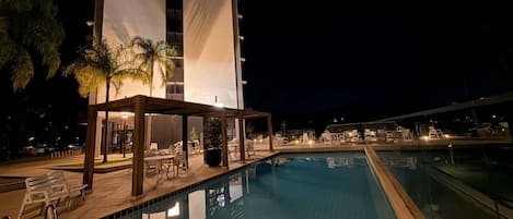 AuĂenpool, geöffnet von 08:00 Uhr bis 20:00 Uhr, LiegestĂŒhle