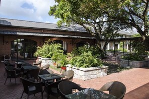 2 restaurants, spécialités Cuisine à base de pizza