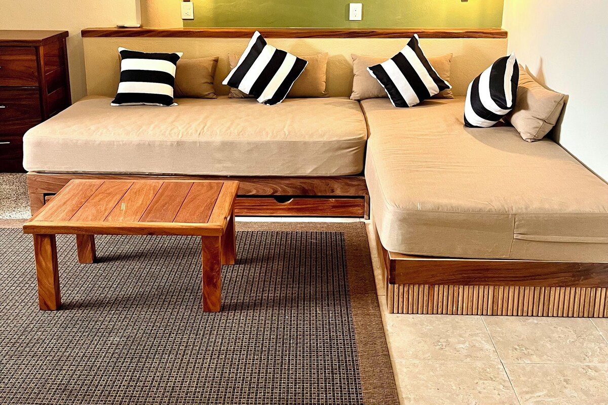 Family Loft, 1 Bedroom, Mobility Accessible, City View | Living area | 40-inch flat-screen TV with satellite channels