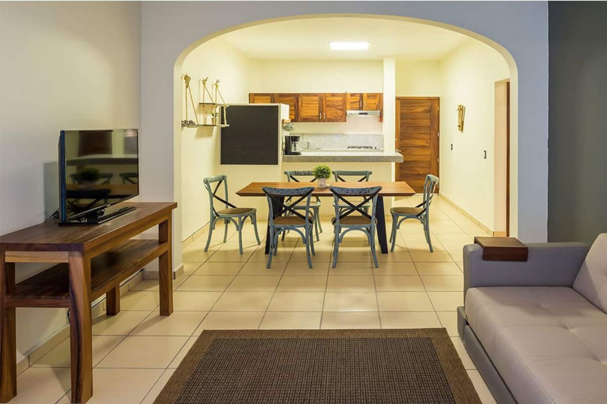 Deluxe Apartment, 2 Bedroom with Kitchen | Woonruimte | Een flatscreentelevisie