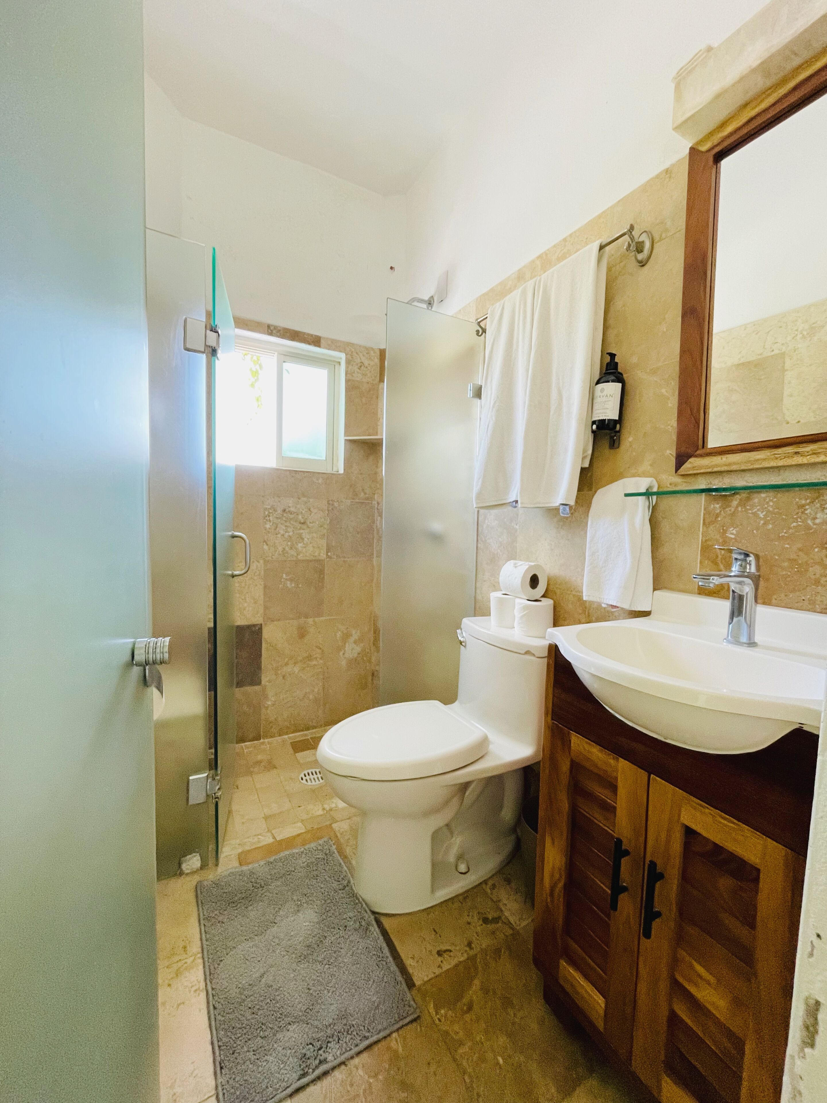 Un baño con inodoro, lavamanos y ducha.