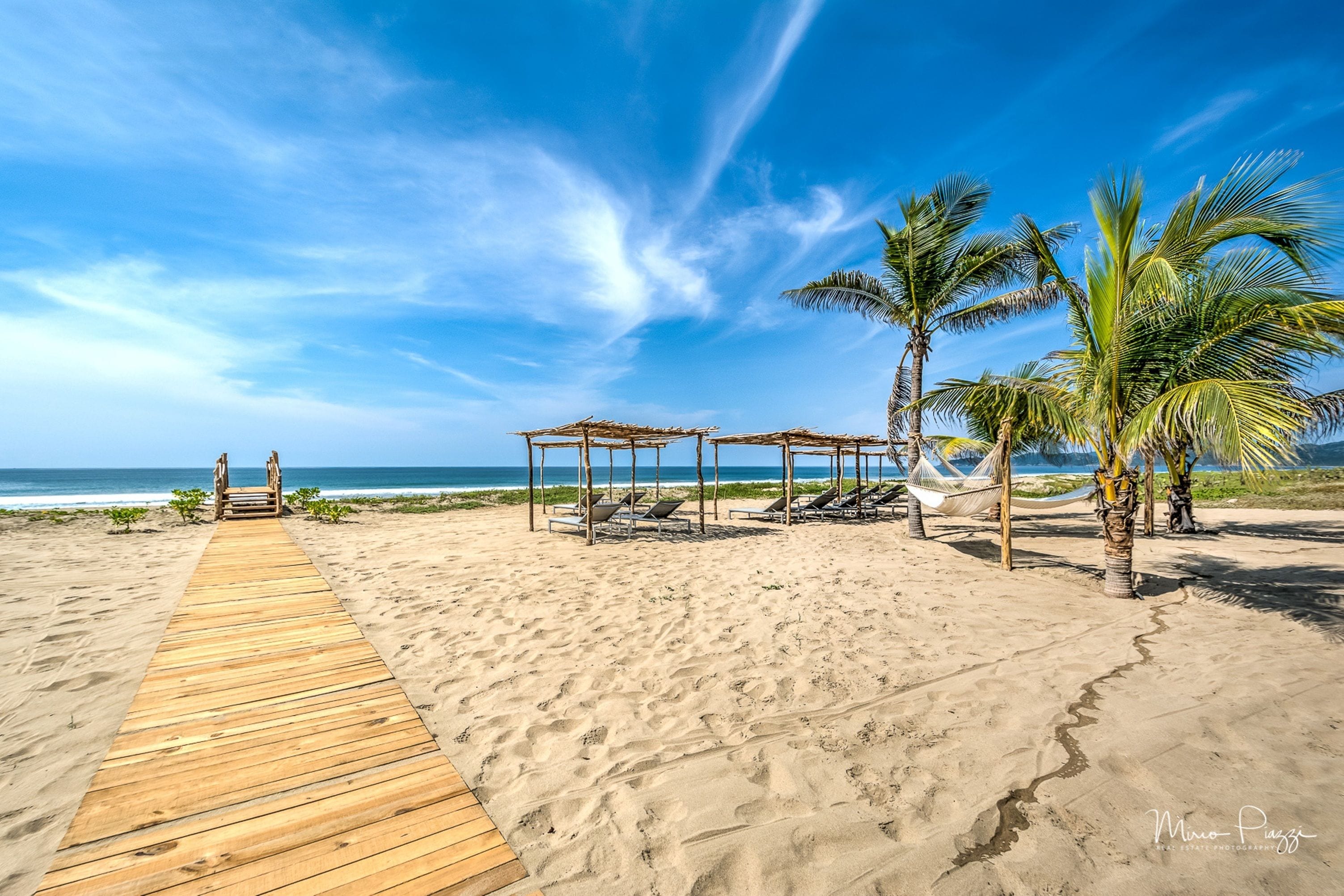 Ubicación a pie de playa, cabañas de uso gratuito y tumbonas