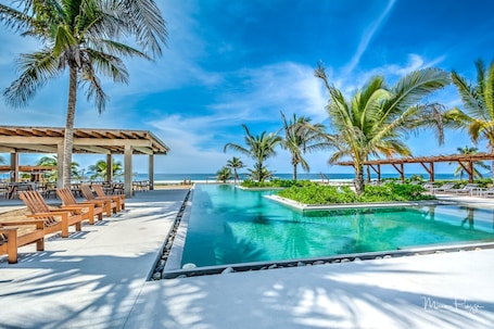 3 piscinas al aire libre, sombrillas, sillones reclinables de piscina