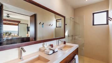 Penthouse, 4 phòng ngủ, quang cảnh biển (3 Bedroom) | Phòng tắm | Buồng tắm vòi sen, đồ dùng nhà tắm miễn phí, máy sấy tóc