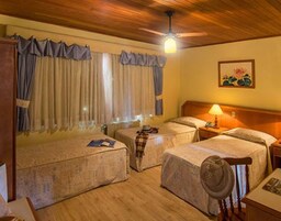 Minibar, cortinas blackout, tabla de planchar con plancha y wifi gratis 