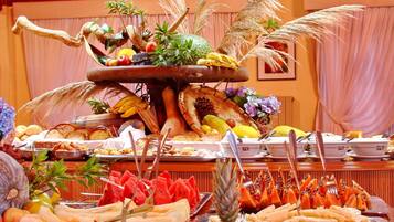 Buffet com variedade de frutas, legumes e pão.