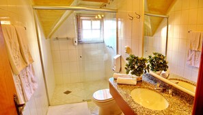 Douche, articles de toilette gratuits, sèche-cheveux