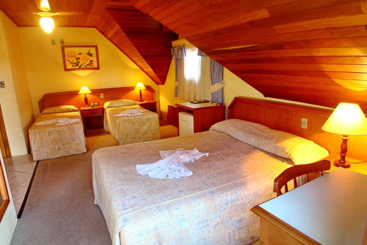 豪華三人房, 多張床 | 迷你吧、遮光窗簾/窗簾、熨斗/熨衫板、免費 Wi-Fi