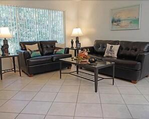 Flat-screen TV - Vacation Villas (Titusville)