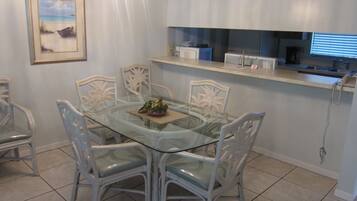 Makan di kamar