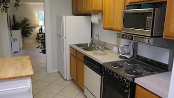 Full-size fridge, microwave, oven, stovetop