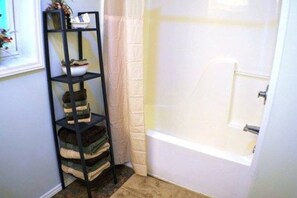 Casa, banheiro privativo (Whole Guesthouse) | Banheiro | Chuveiro, toalhas de banho