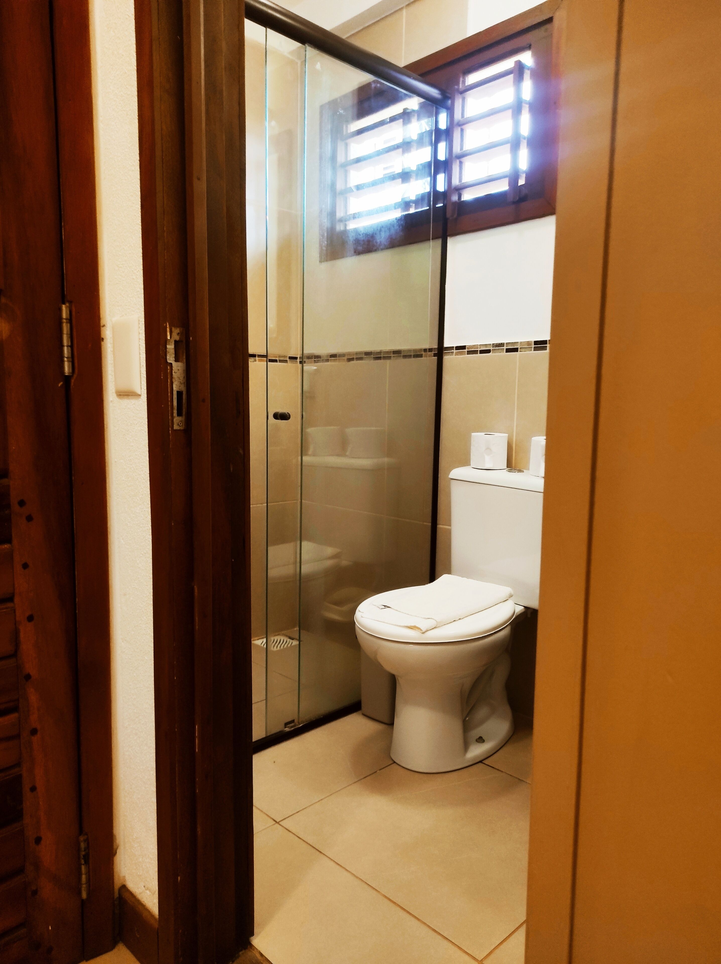 suite queen | bathroom | shower, free toiletries, hair dryer, towels