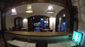 A bar area with a counter, a sink, and hanging lights. - Hotel São Francisco (Jijoca de Jericoacoara)
