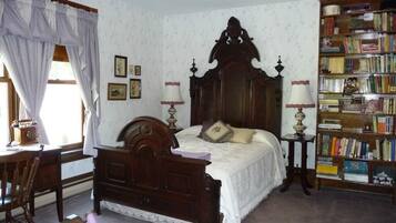 Kolmen hengen romanttinen huone, kylpyhuone makuuhuoneen yhteydessä (Victorian Loft - Lydia's ) | Yksilöllisesti sisustettu, yksilöllisesti kalustettu