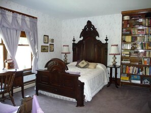 Kolmen hengen romanttinen huone, kylpyhuone makuuhuoneen yhteydessä (Victorian Loft - Lydia's ) | Yksilöllisesti sisustettu, yksilöllisesti kalustettu