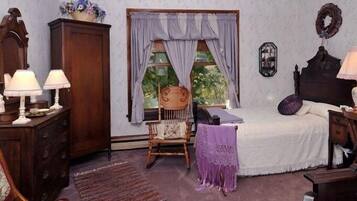 Habitación triple romántica, baño privado (Victorian Loft - Lydia's ) | Decoración individual y mobiliario individual