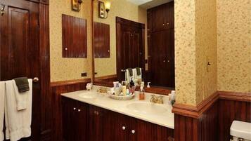 Habitación triple romántica, baño privado (Victorian Loft - Lydia's ) | Baño