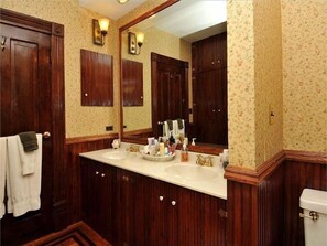 Kolmen hengen romanttinen huone, kylpyhuone makuuhuoneen yhteydessä (Victorian Loft - Lydia's ) | Kylpyhuone