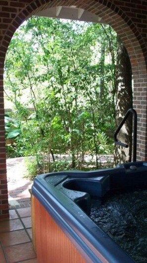 Outdoor spa tub - Far View - A Bed & Breakfast Estate (Brenham)
