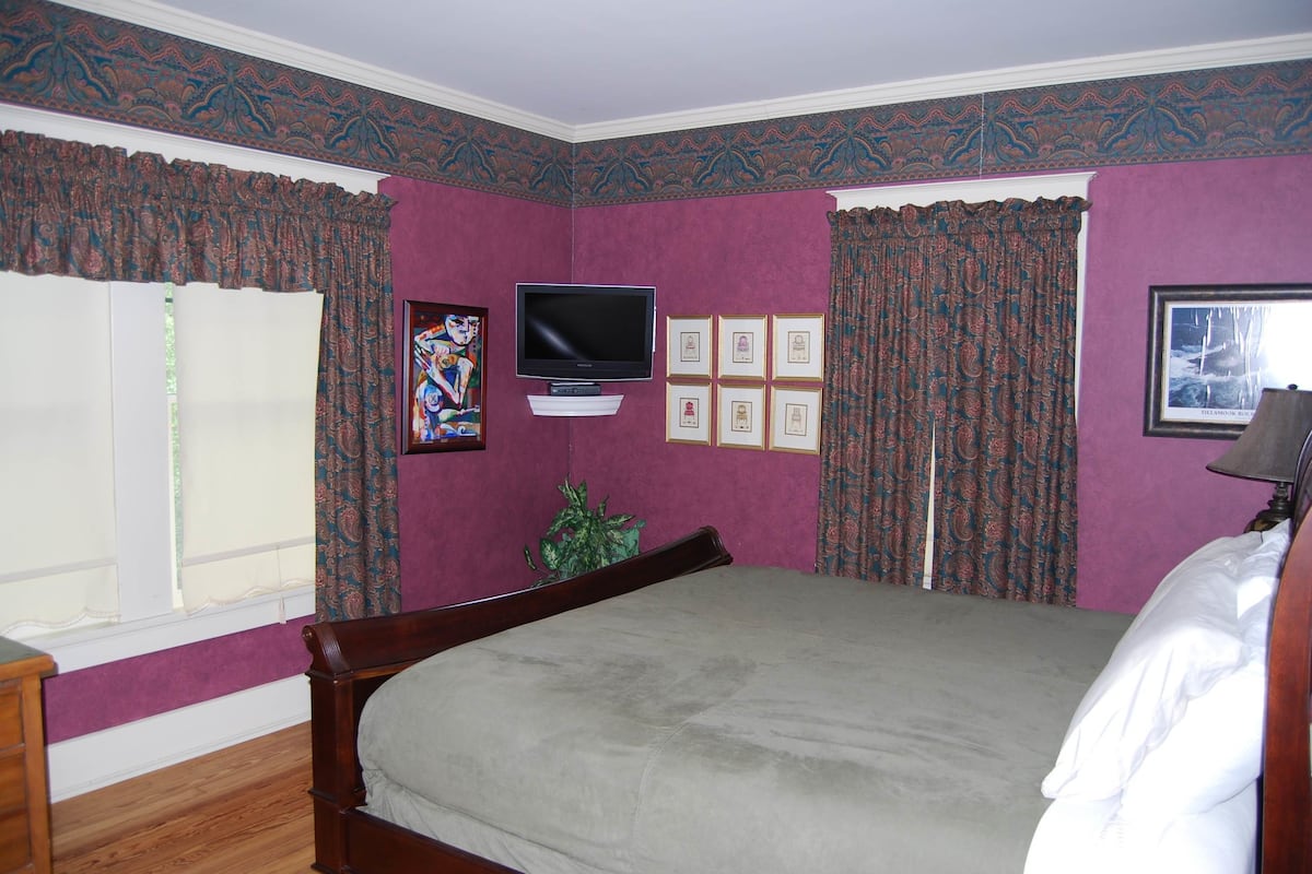 Room, Private Bathroom (Hasskarl Room) | Iron/ironing board, free wired internet