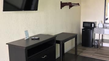 Basic Single Room, 1 Queen Bed, Non Smoking | Room amenity