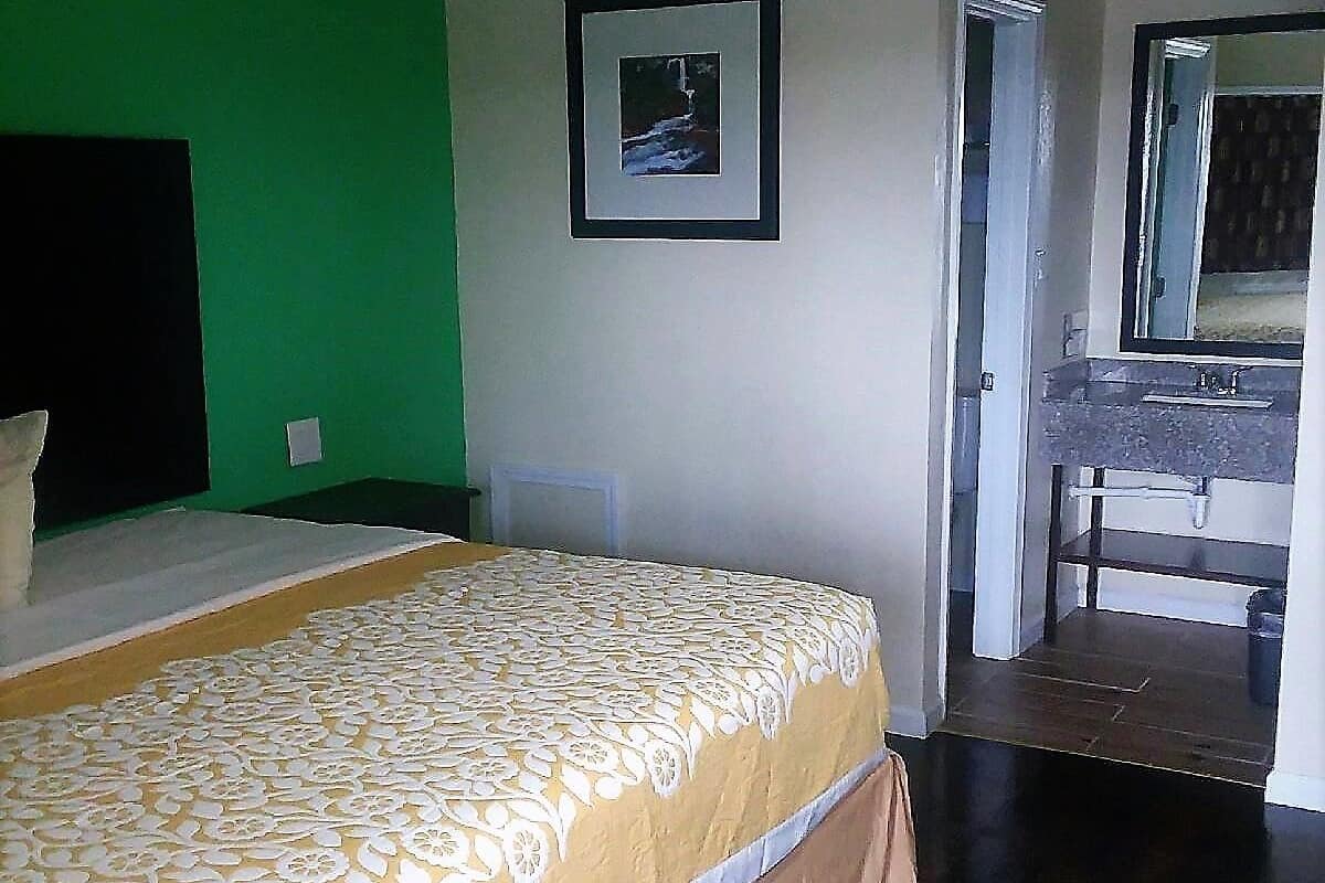 Basic Room, 1 King Bed | Desk, iron/ironing board, free WiFi, bed sheets